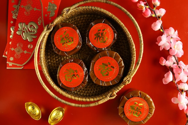 Nian gao ou Kue Bakul est un aliment préparé à partir de farine de riz gluant et consommé dans la cuisine chinoise