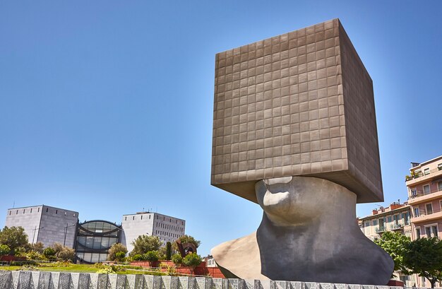 Photo nice, france 26 février 2020 : tête carrée au monument de nice