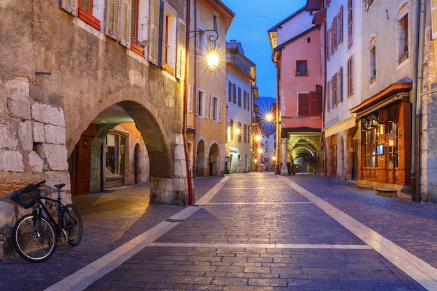 Nice street rue sainteclaire dans la vieille ville d'annecy la nuit pluvieuse france