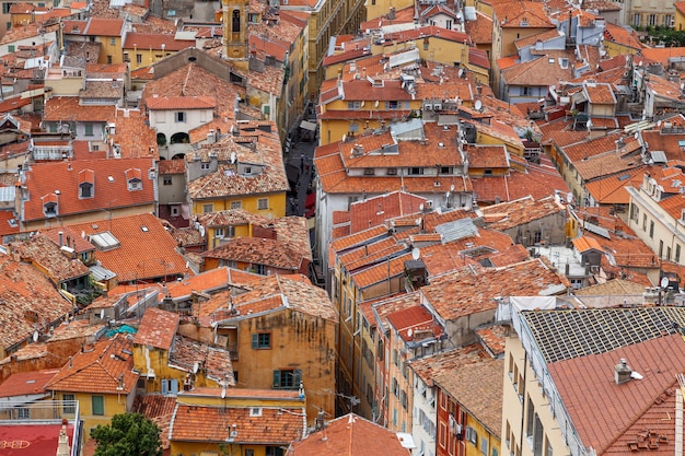 Nice vieille ville Côte d'Azur France Vue aérienne de la ville aux toits rouges maisons colorées et rues étroites d'en haut Voyage Europe