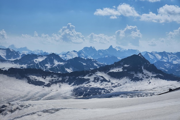 Niché en Russie, le majestueux paysage montagneux du Caucase captive avec ses sommets couverts de neige, ses glaciers sereins et ses formations rocheuses escarpées.