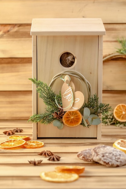 Nichoir en bois à offrir avec des tranches d'orange décoratives