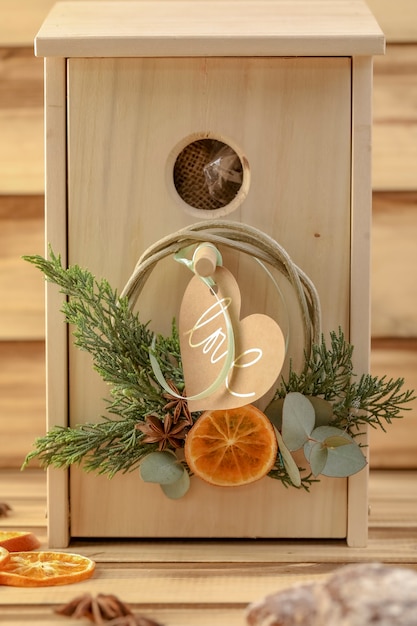 Nichoir en bois à offrir avec des tranches d'orange décoratives