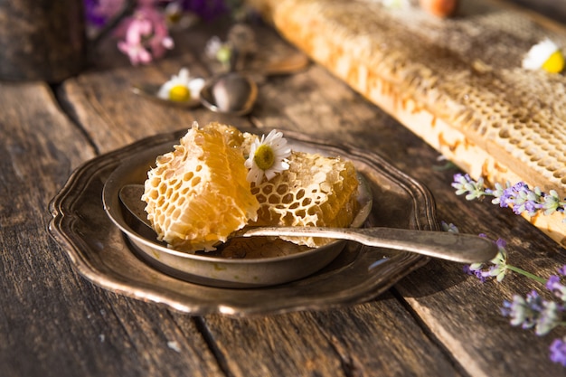 Nid d'abeille et louche à miel en bois. Miel cru. Miel naturel, vue rapprochée