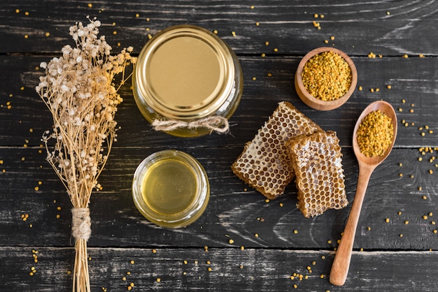 Photo nid d'abeilles et pollen sur une table en bois