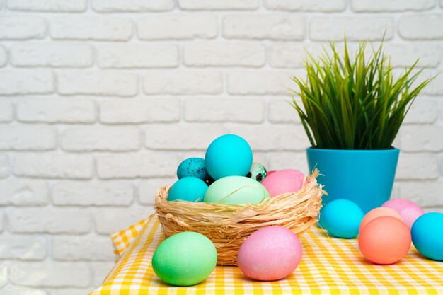 Nid décoratif de Pâques avec des oeufs colorés bouchent