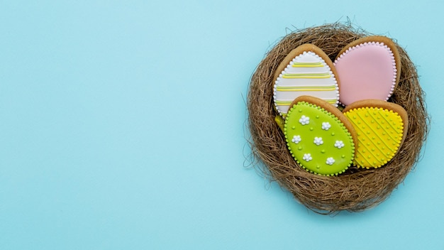 Nid d'oeuf de biscuit de décor de nourriture de fête de vacances de Pâques