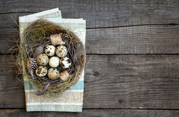 Nid d&#39;oeufs de Pâques, fond rustique en bois