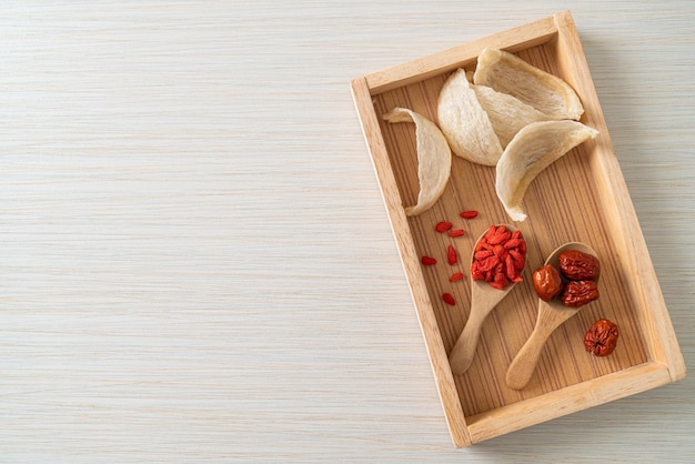 Nid d'oiseau comestible frais ou nid d'hirondelle cuisine de matières premières nourriture chère pour une alimentation saine - saine.