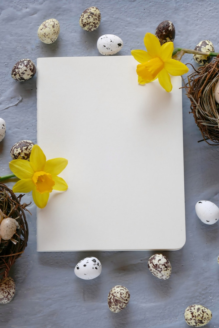 Photo nid de pâques décoratif avec des œufs de caille, bloc-notes vierge sur fond shabby chic clair