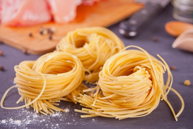 Photo nid de pâtes aux œufs italiens sur fond noir