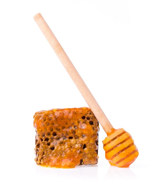Nids d'abeilles avec balancier en bois pour le miel isolé sur fond blanc