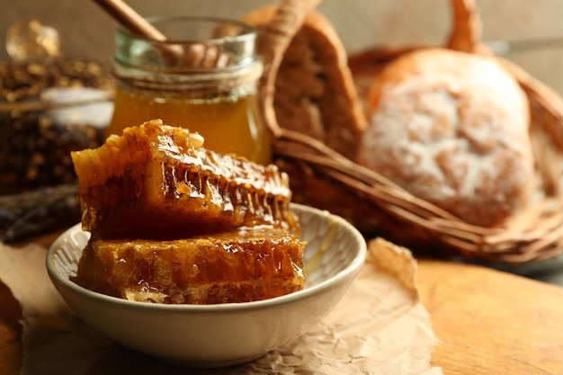 Nids d'abeilles sur plaque petits pains chauds sur fond de bois