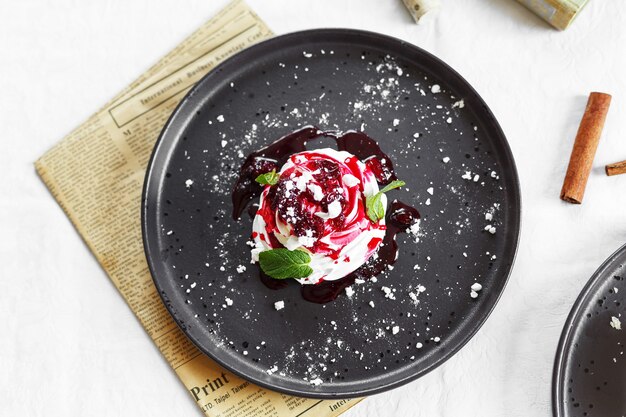 Nids de meringue à la crème de fraise et fraises fraîches Pavlova