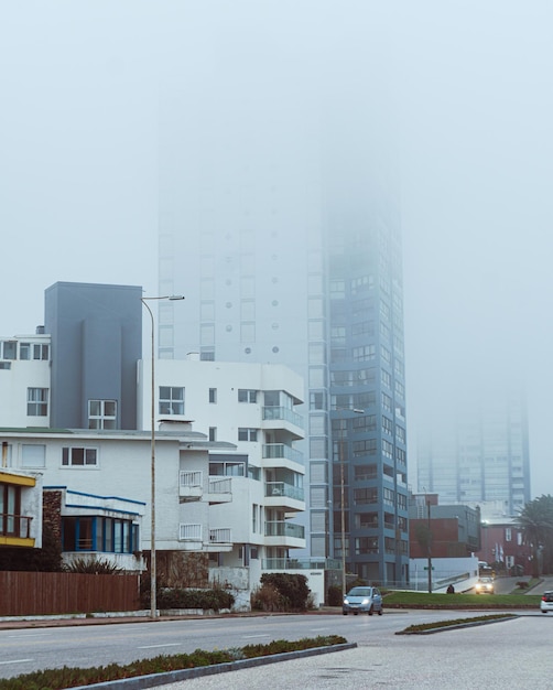 Photo niebla dans les bâtiments