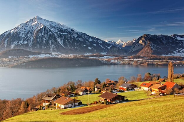 Niesen et autres montagnes des Alpes suisses et vue sur le lac près du lac de Thoune en hiver