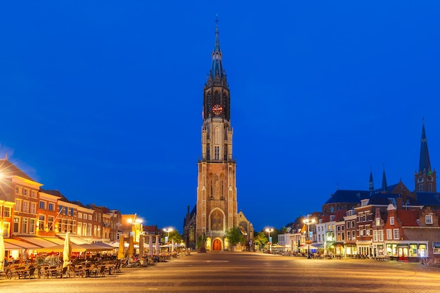 Nieuwe Kerk protestant gothique, nouvelle église sur la place Markt dans le centre de la vieille ville de nuit, Delft, Hollande, Pays-Bas