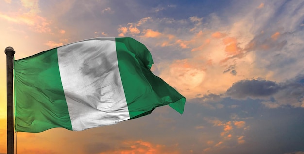Le nigeria agitant le drapeau et le fond du ciel.