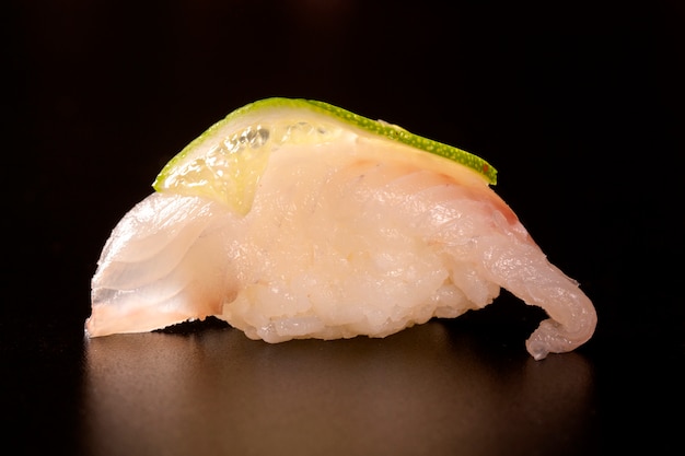 Nigiri Shiromi sushi au poisson blanc sur fond noir