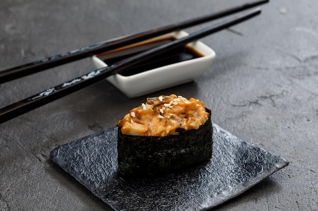 Nigiri sushi sur plaque noire