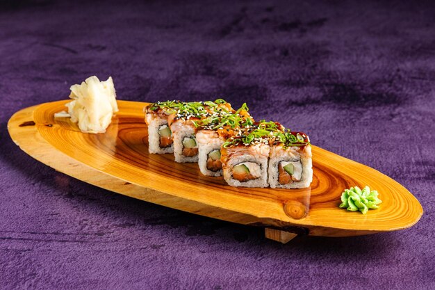 Nigirizushi sushi traditionnel japonais et fromage à la crème et sushi aux crevettes sur plaque noire