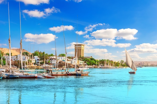 Le Nil et les bateaux près de la jetée d'Assouan Egypte