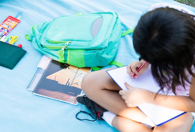 Ninas comenzando clases en escuela