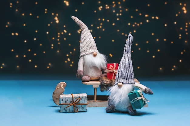 Photo nisser en norvège et au danemark, tomtar en suède ou tonttu en finnois, elfes folkloriques scandinaves, motif de noël du nord.