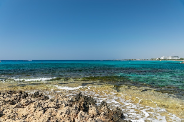 Photo nissi beach est l'une des plages les plus peuplées de l'île de chypre.