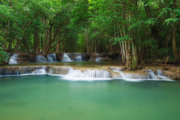 Niveau 2 de cascade de Huay Mae Kamin dans le parc national de Khuean Srinagarindra, Kanchanaburi, Thaïlande