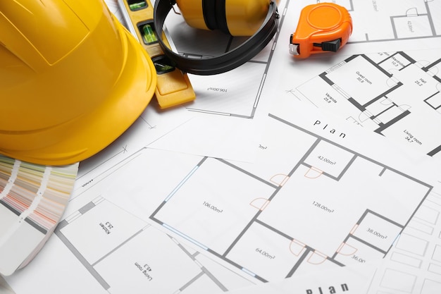 Niveau de bâtiment et autres outils de construction sur papier