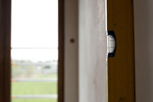 Photo niveau à bulle à côté du mur dans le nouveau bâtiment