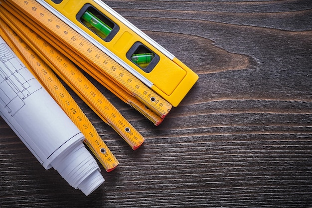 Niveau de construction des plans et compteur en bois sur le concept d'entretien des planches de bois vintage