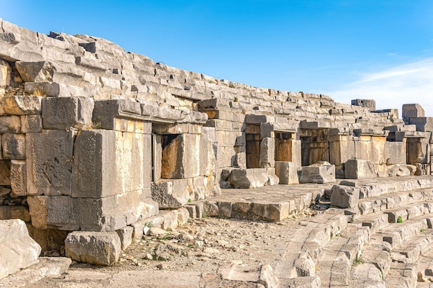 Niveau supérieur des stands de l'amphithéâtre antique dans les ruines de Myra Lycian (Demre, Turquie)