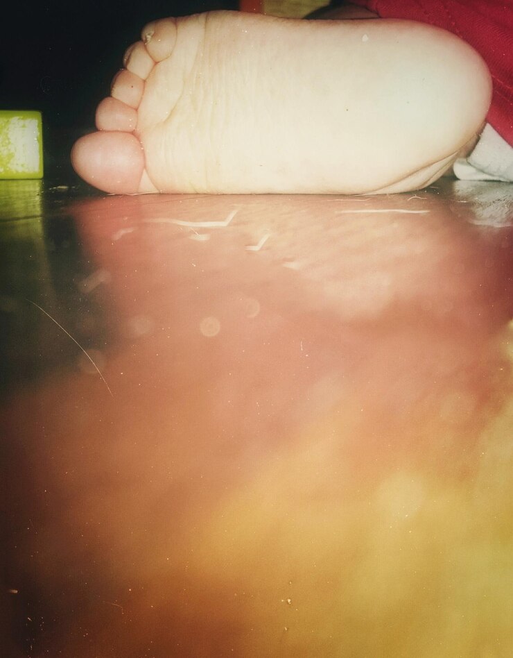 Photo niveau de surface du pied du bébé sur le sol