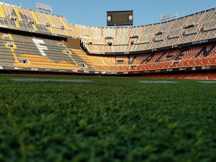 Photo niveau de surface du terrain de football par rapport aux bâtiments