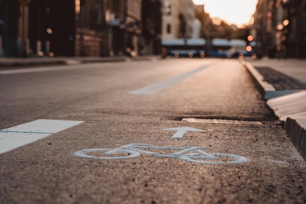 Niveau de surface du texte sur la route en ville