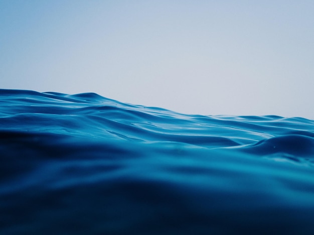 Niveau de la surface de la mer par rapport au ciel clair