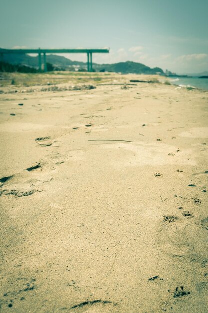 Photo niveau de surface de la plage de sable contre le ciel