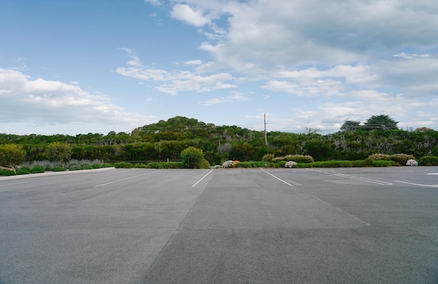 Niveau de surface de la route contre le ciel