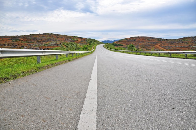 Niveau de la surface de la route par rapport à la chaîne de montagnes