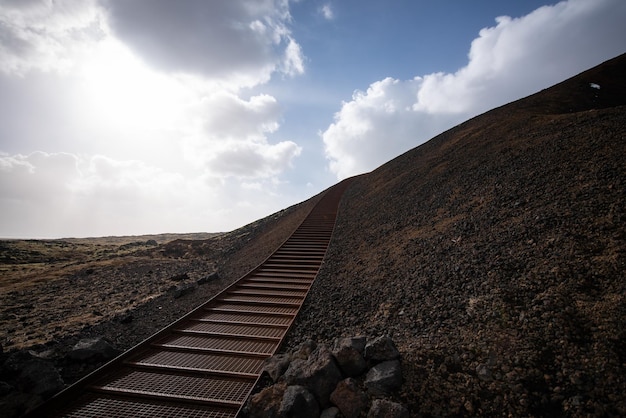 Photo niveau de surface de la route vide par rapport au ciel