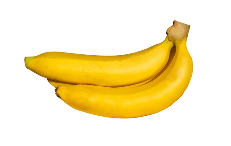 Photo niveau des yeux et gros plan. 1 régime de bananes, jaune d'or. les bananes mûres sont prêtes à manger. bg blanc
