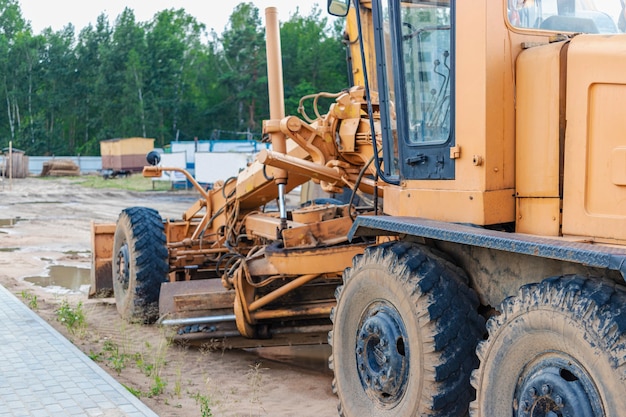 Niveleuse - équipement lourd pour la construction de routes et les travaux de terrassement. Nivellement et amélioration de la surface du sol. Construction de routes et de communications de transport.