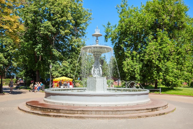 NIZHNY NOVGOROD, RUSSIE - 29 juin 2016 : Première fontaine de la ville sur la place Minin et Pojarski à Nizhny Novgorod, Russie