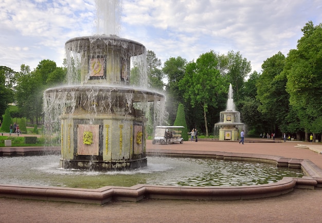 Nizhny Park fontaines romaines près de l'échiquier toboggan cascade décoration en marbre s'écoule