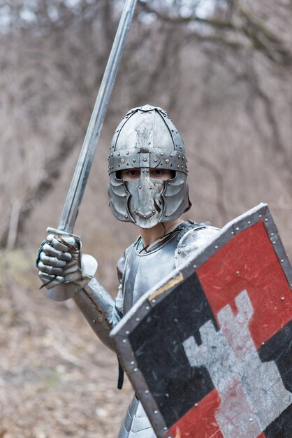 Noble guerrier Portrait d'un guerrier médiéval ou chevalier en armure et casque avec bouclier et épée posant