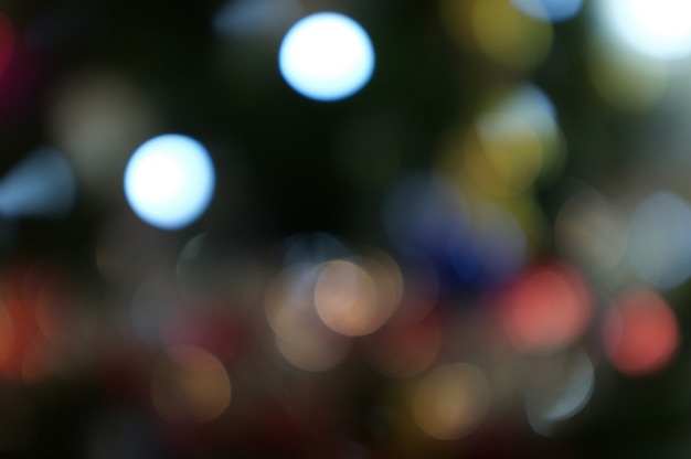 Noël et bonne année sur fond de bannière arbre de Noël floue bokeh