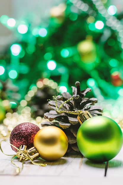 Noël avec des boules de Noël rouges, dorées et vertes