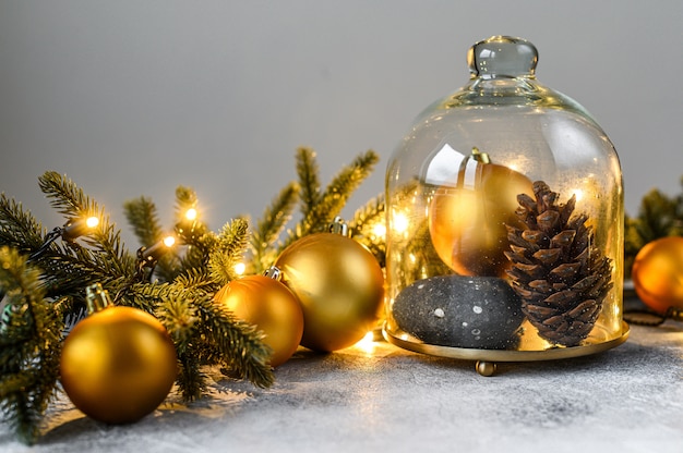 Noël, branches de sapin et jouets de Noël. Bonne année.